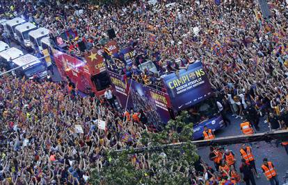 Milijun ljudi dočekalo je Barcu, Pique se sprdao s Ronaldom...