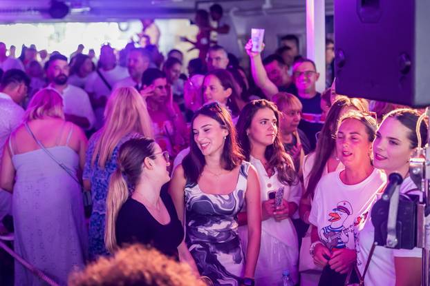 Split: Koncert u čast Oliveru Dragojeviću  na trajektu za Velu Luku