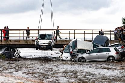 Novi kaos u Španjolskoj: Bujica usred noći odnijela više od 30 automobila! Pogledajte fotke