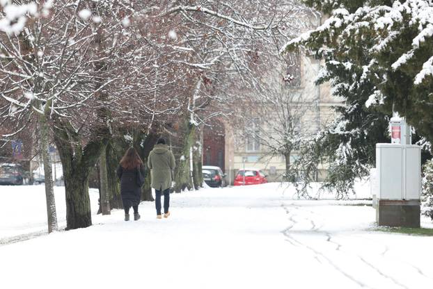 Snježni pokrivač je zabijelio je Osijek