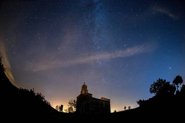 Zvjezdano nebo i perzeidi iznad crkvice u Brseču