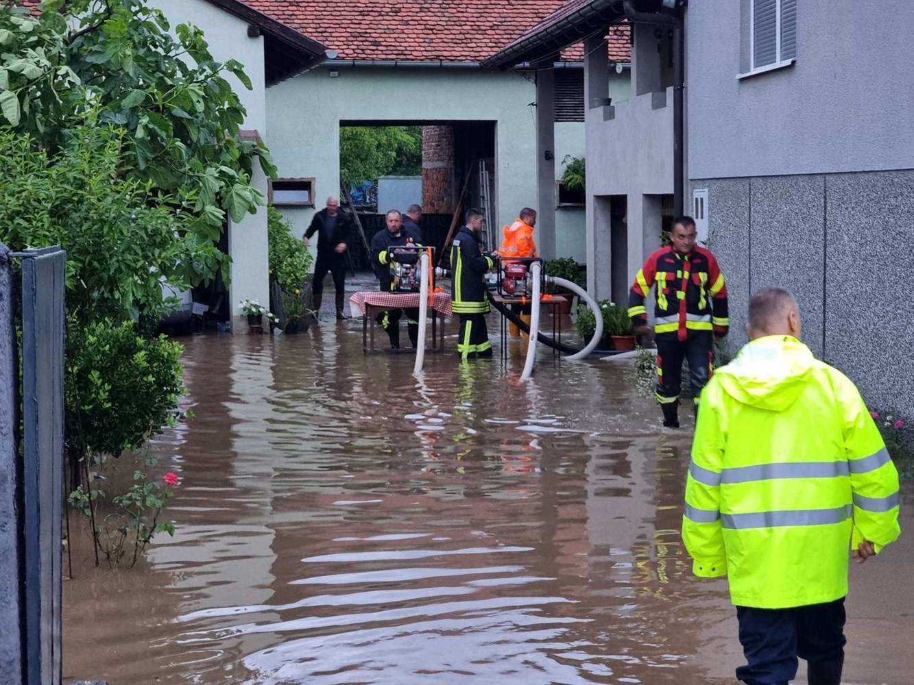 Jako nevrijeme poplavilo kuće, dvorišta i ceste diljem Hrvatske: 'U Požegi je palo 63 l/m2 kiše'