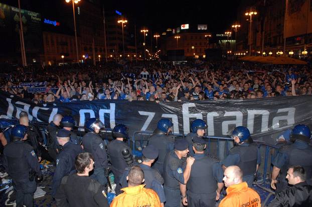 ARHIVA - Nogometaši Dinama na Trgu bana Jelačića s navijačima proslavili naslov prvaka Hrvatske, 19.05.2007.