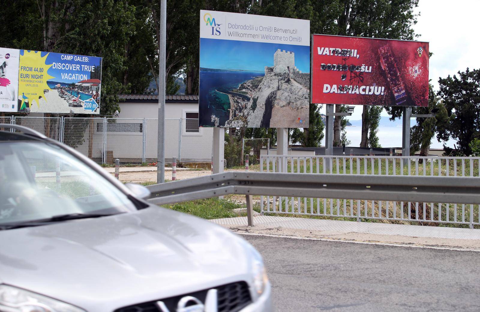 Išarali su plakat s porukom dobrodošlice reprezentaciji