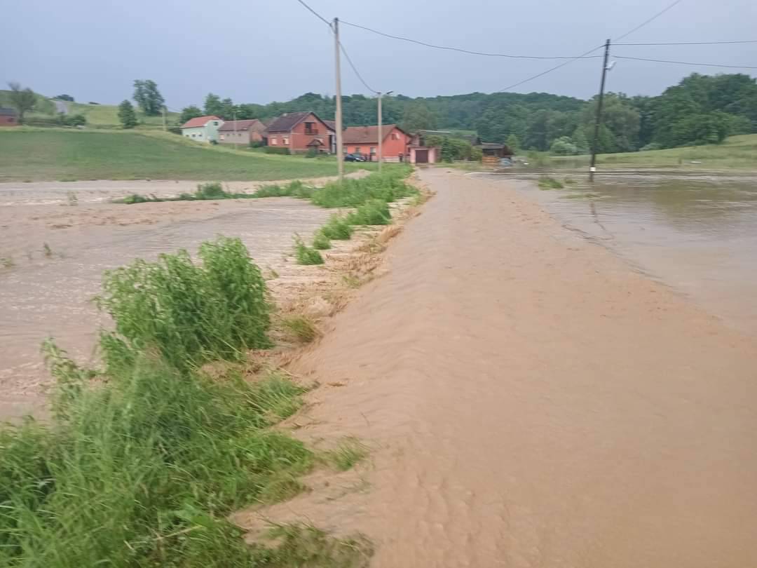 FOTO Obilna kiša poplavila dijelove mjesta Poljančani