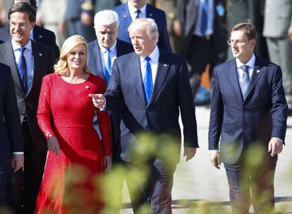 FOTO Kolinda je uvijek lijepo gledala Trumpa, poklonila mu i dres Hrvatske: Tako je ljubazan