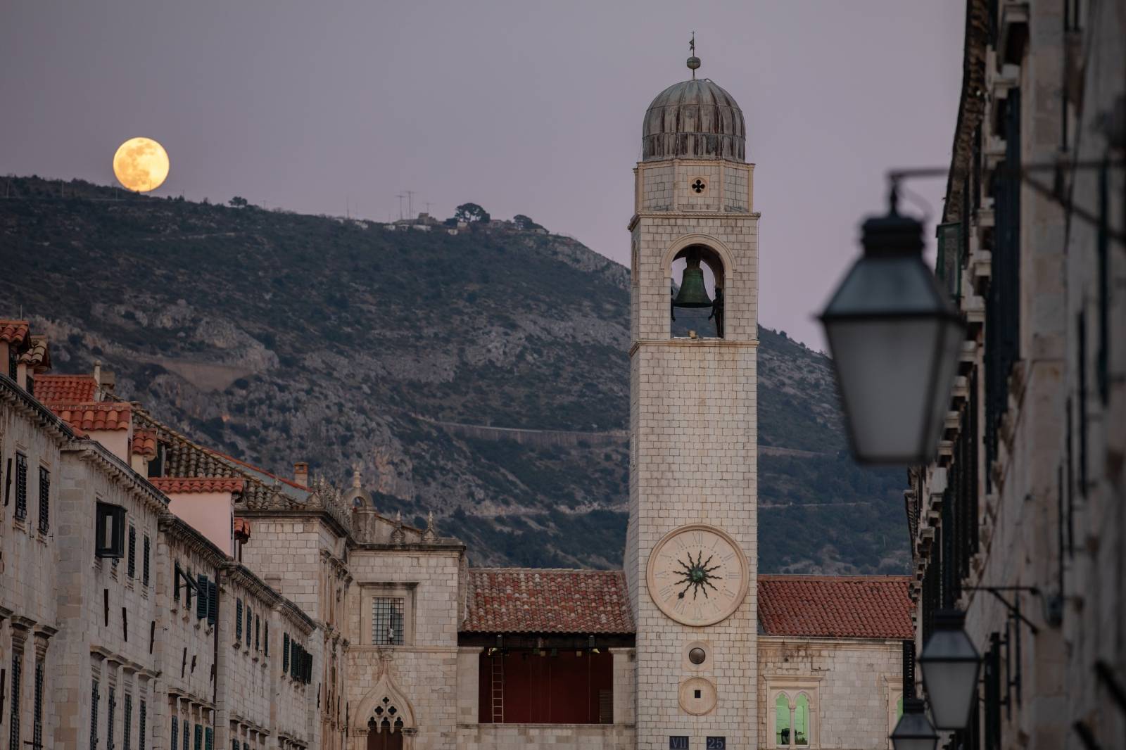 Ružičasti supermjesec nad Dubrovnikom