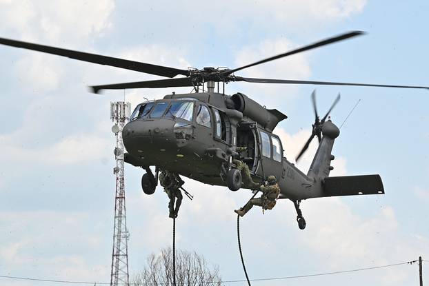 FOTO Pogledajte vježbe HV-a i policije u Okučanima: Borbe, eksplozija i skok padobranom!