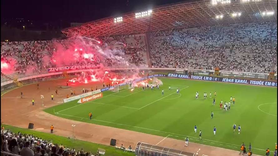 VIDEO Sramota na Poljudu: Igrači Hajduka došli pod sjever, Torcida ih je gađala bakljama!