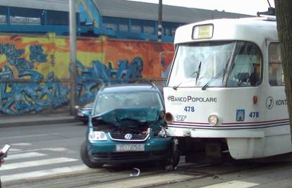 Zagreb: Tramvaj naletio na auto, dvoje ljudi ozlijeđeno
