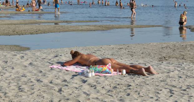 Vukovar: Građani iskoristili vruće ljetne dane za odmor na Vukovarskoj Adi