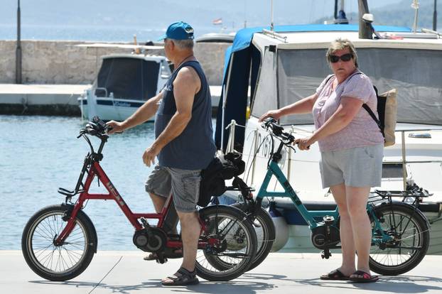 Vodice: Turisti uživaju na plažama i u obilasku grada
