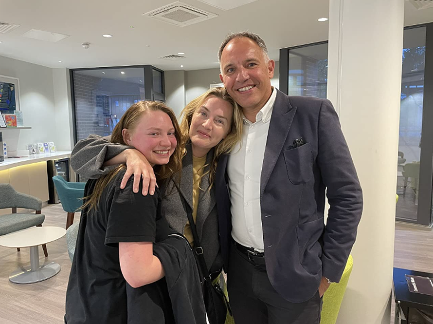 Kći Kate Winslet ukrala pažnju na crvenom tepihu u Londonu, fanovi: 'Pa lijepa je na mamu!'