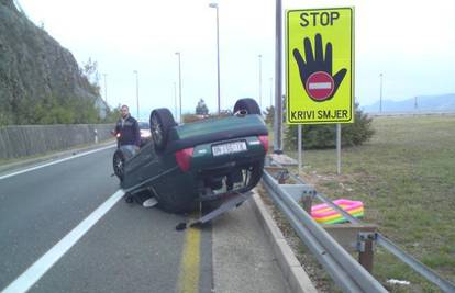 Prevrnuo se na krov, a iz automobila izašao ogreban