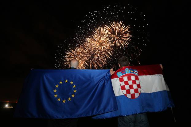 Zagreb: Slavlje povodom hrvatskog pridruživanja EU uz vatromet na festivalu na Bundeku