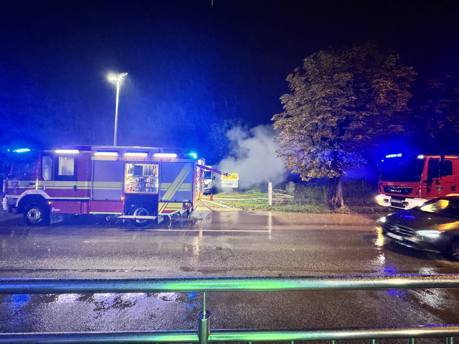 Požar u Zagrebu: Izgorio kombi