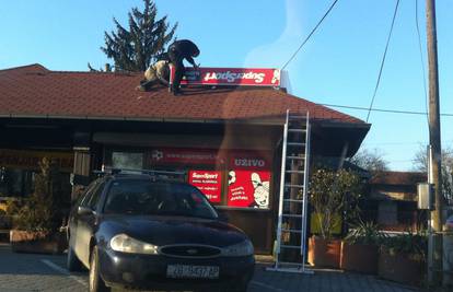 Radnici se popeli se na krov pa reklamu postavili naopako