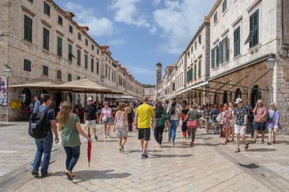 FOTO U Dubrovniku ljeto, a u Puli se šeta u jaknama: Neki su glave pokrili zimskim kapama...