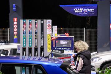 Zagreb: Gu&zcaron;ve na benzskim postajama zbog najavljenog poskupljenja 