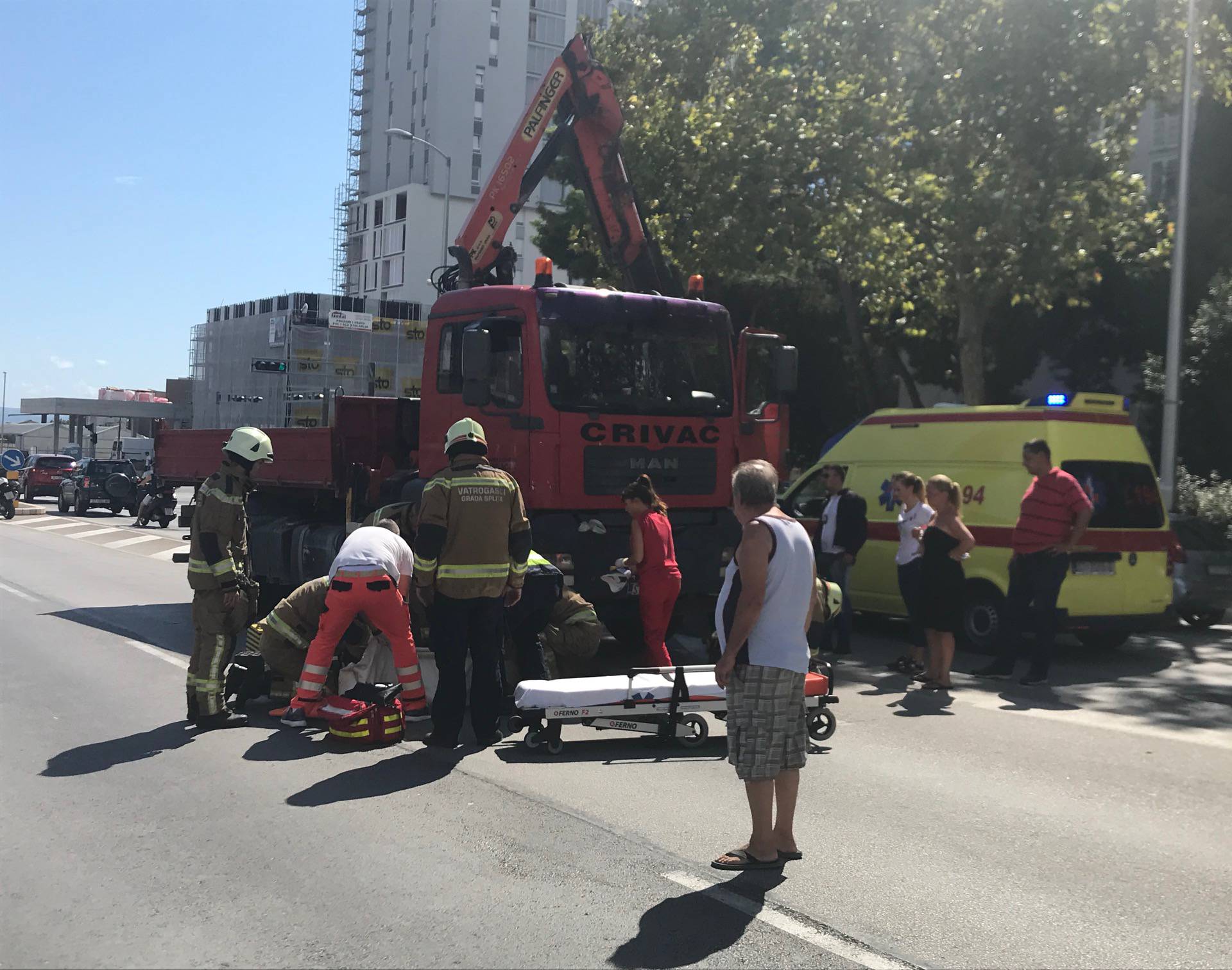 Završio pod kotačima kamiona koji ga je vukao ulicom u Splitu