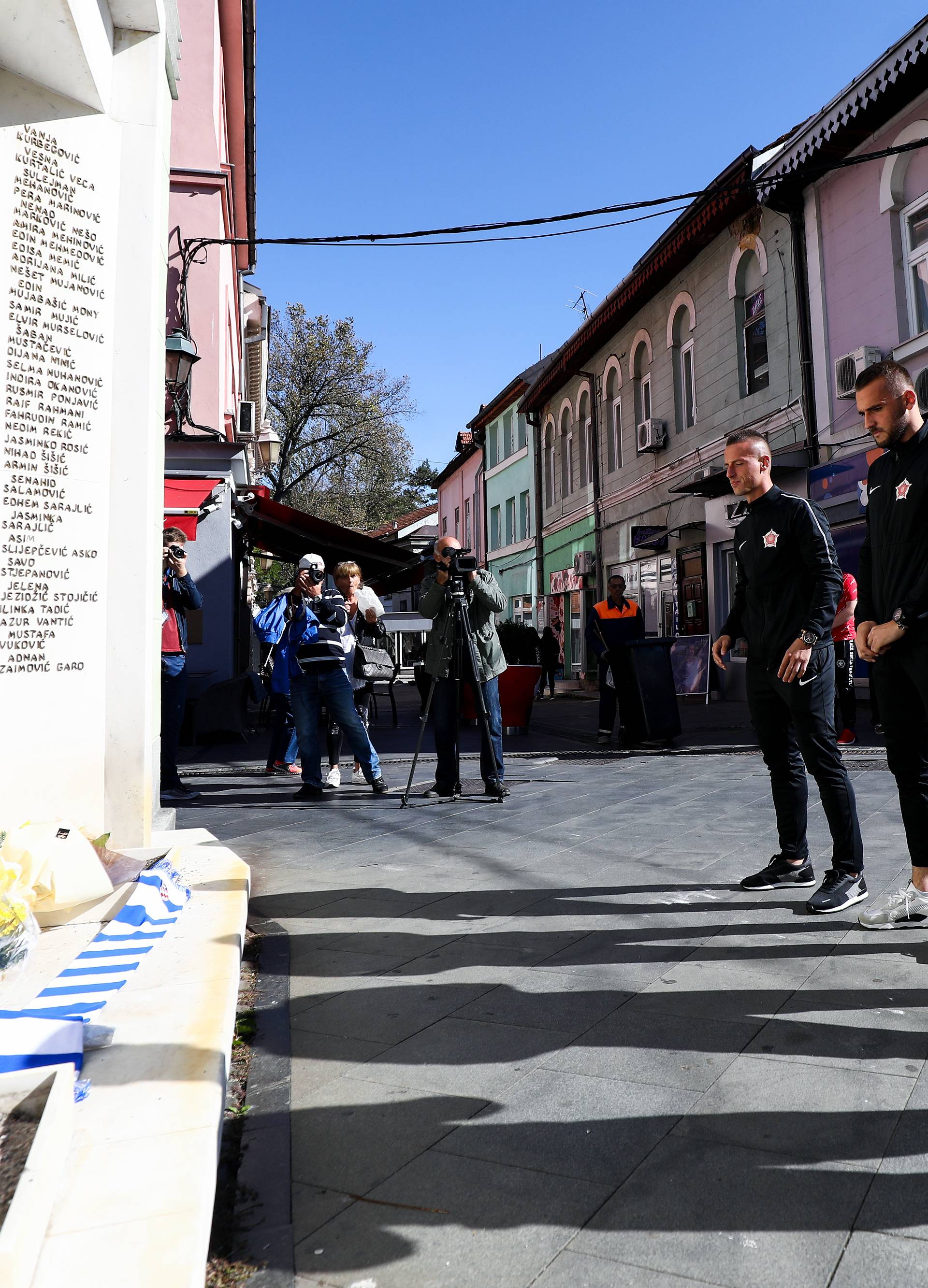 Dinamovci se u Tuzli poklonili žrtvama masakra na Kapiji...