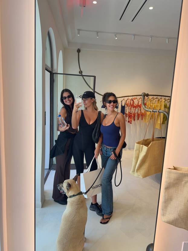 FOTO Ima svoj brend kupaćih, a kad vidite njezino savršeno tijelo, bit će vam sve jasno