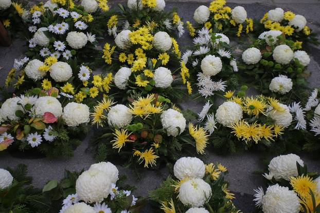 Osijek: Građani obilaze grobove najmilijih na Aninom groblju na dan Svih svetih