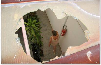 Split: Tinejdžerica pala s krova i bori se za život