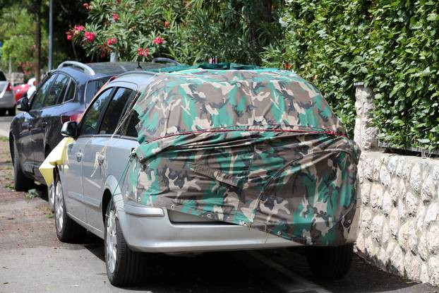 Dramalj: Razbijena stakla vozila posljedica su olujnog nevremena
