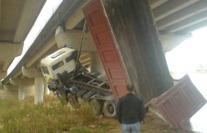 Kiperom je zaglavio ispod autoceste i ostao u zraku