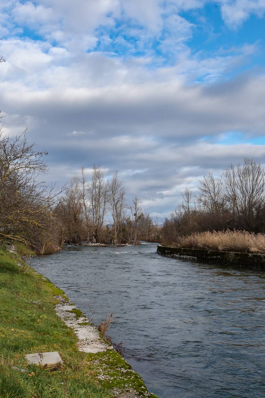 U Gračacu je zbog obilne kiše došlo do izlijevanja rijeke Otuče