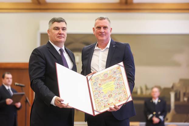 Zagreb: Predsjednik Republike uručio  je odlikovanja Hrvatskoj rukometnoj reprezentaciji