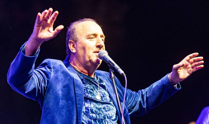 Mladen Grdović odradio koncert bez pada i zapjevao Škorin hit: 'I donesi rakije neka čaše zveče'