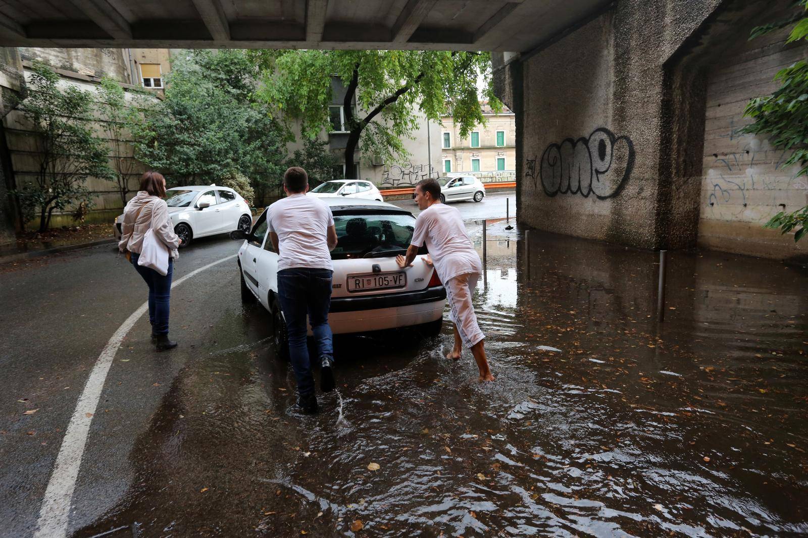 Rijeka: Prolaznici pomogli u uklanjanju vozila koje se pokvarilo u poplavljenom podhodniku