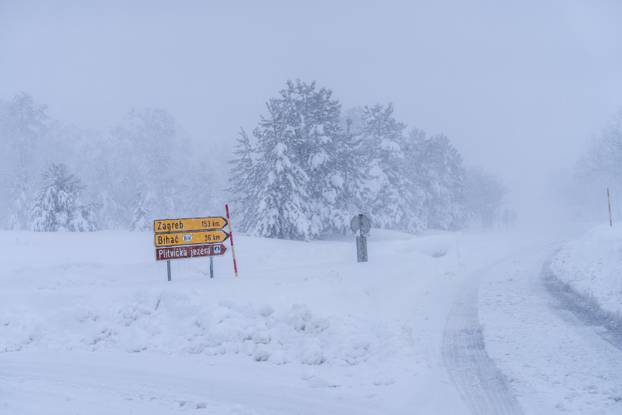 Korenica: Jako snježno nevrijeme stvorilo velike probleme u prometu