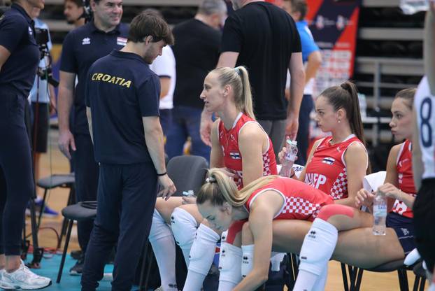 Zagrijavanje odbojkašica uoči početka susreta Hrvatske i Kosova u kvalifikacijama za odlazak na Europsko prvenstvo