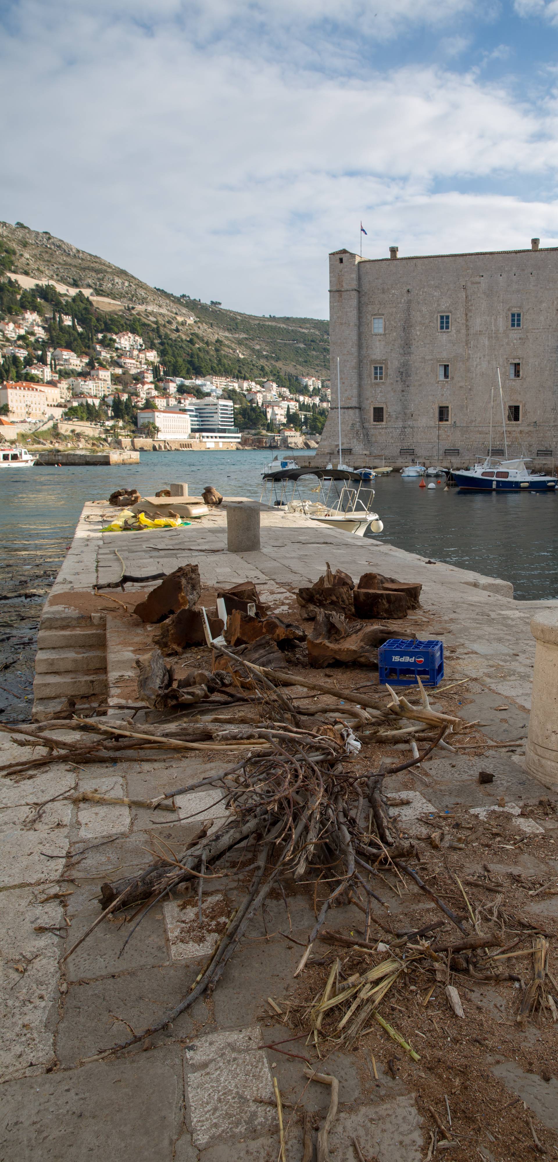 Tri dana vade smeće u staroj gradskoj luci u Dubrovniku...