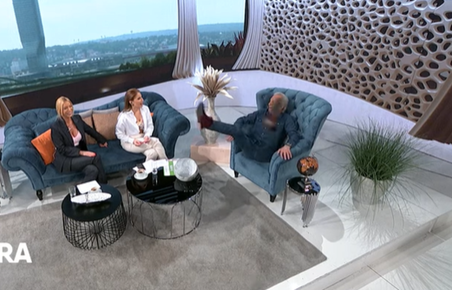 Miroslav Ilić (72) u emisiji uživo raširio  noge i pokazao koliko je fleksibilan: Obožavam sport!