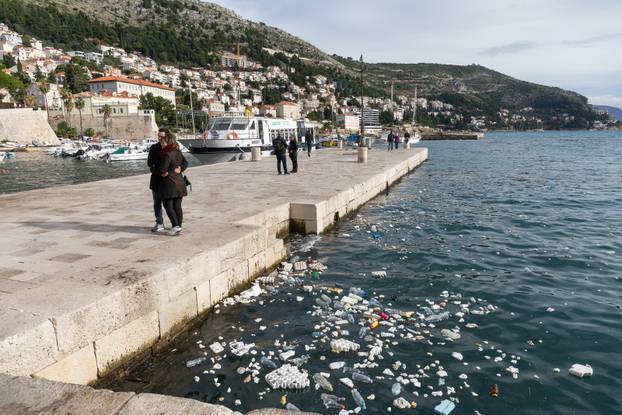 Dubrovnik: Čišćenje gradske plaže Banje od smeća i plastike nanesenih jugom