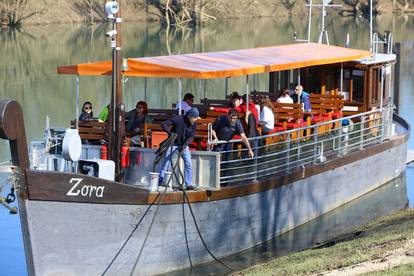 Karlovac: Počele turističke vožnje Žitnom lađom po Kupi