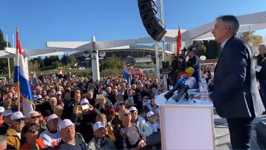 'U njenoj knjižici bi trebao biti vozni red busa, da se sklonimo'