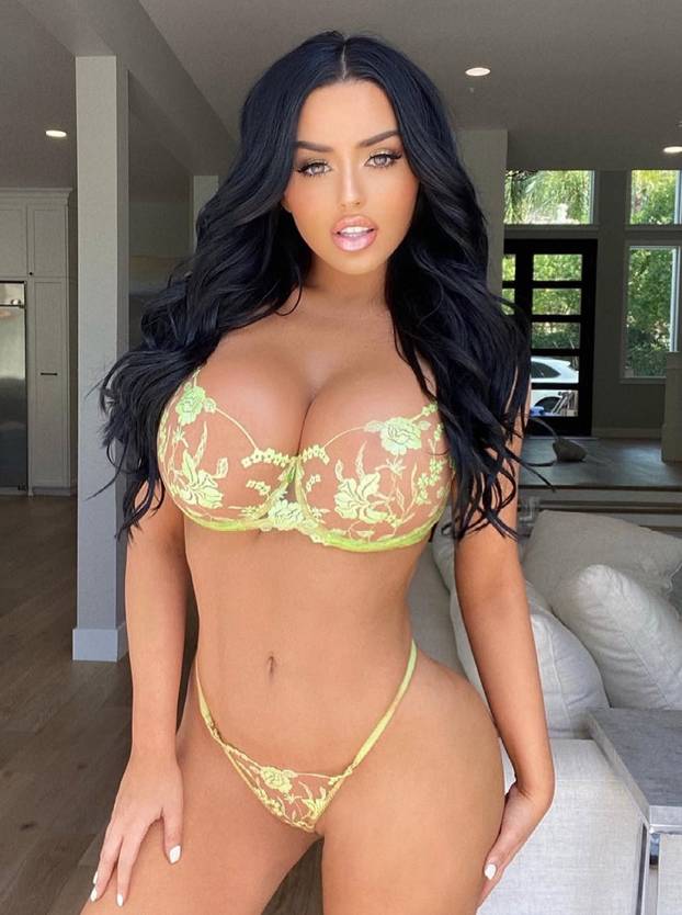 Ona je kraljica oblina! Nekad je trčala za loptom, a danas za njom trče milijuni fanova...