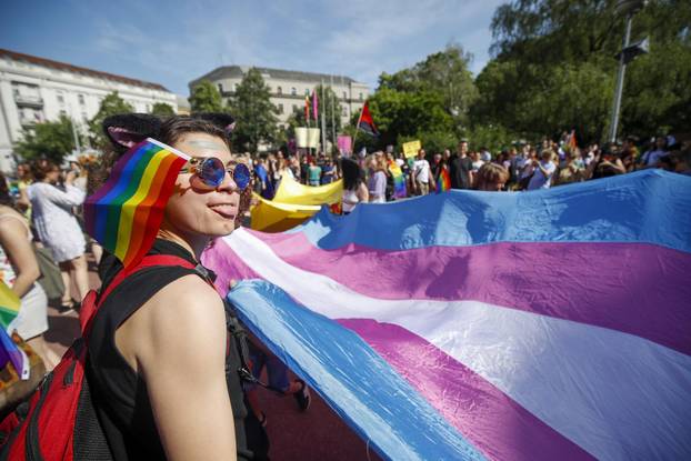 Zagreb: Okupljanje sudionika 21. Povorke ponosa pod sloganom "Dajte nam naša četiri zida!"