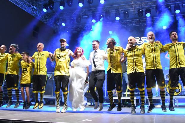 Bjelovar: Mladenci sa svadbe došli na koncert Dubioze i zaplesali s njima na pozornici
