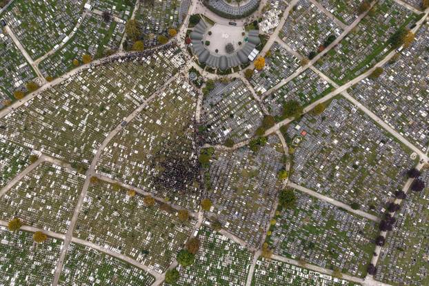 Sarajevo: Pogled iz zraka na posljednji ispraćaj Halida Bešlića na gradskom groblju Bare