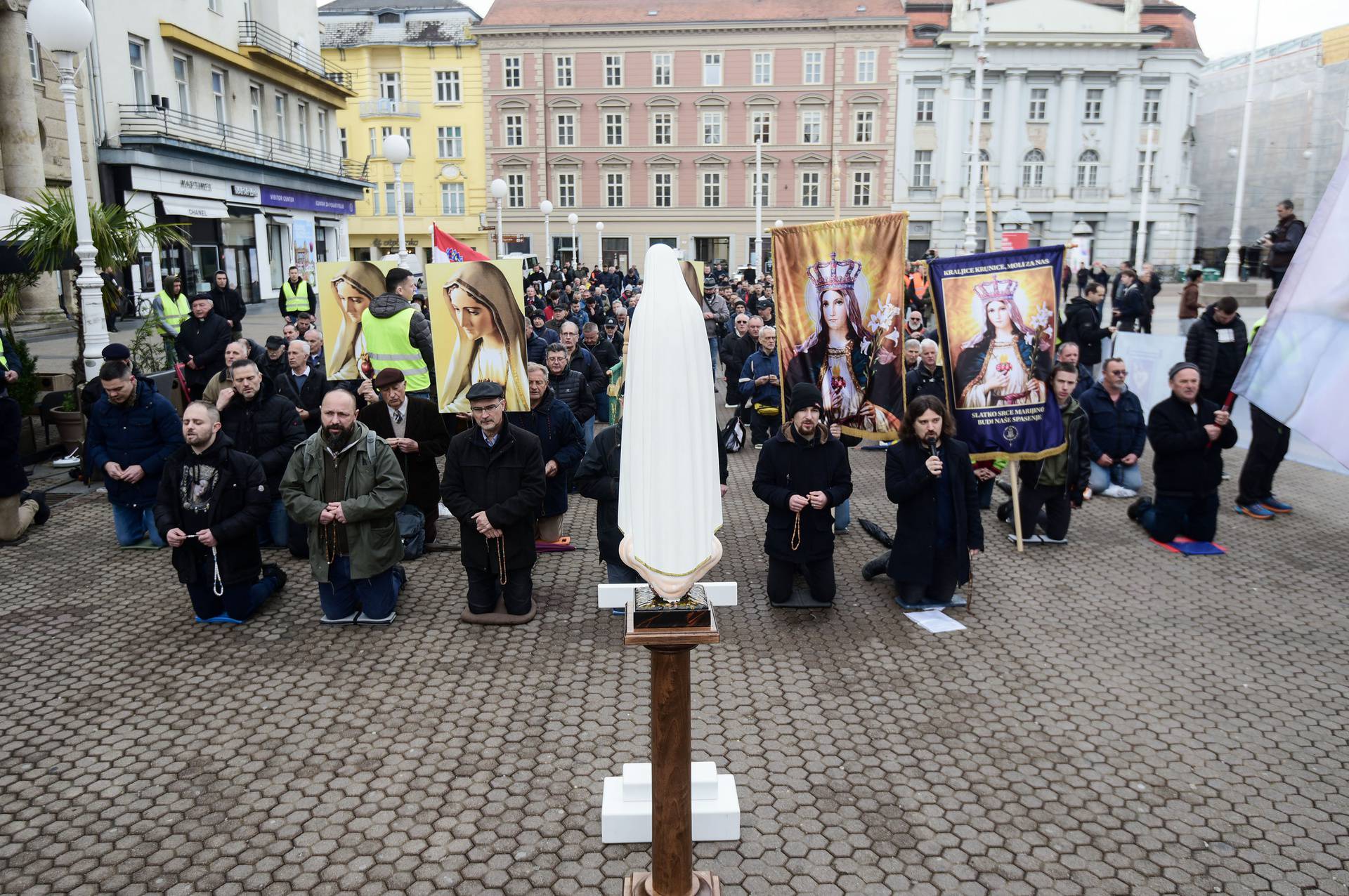 Zagreb: Muškarci okupljeni na molitvi krunice na glavnom gradskom Trgu