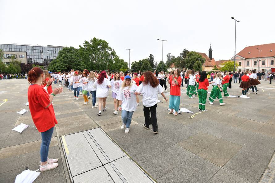 Varaždin: Stotinu maturanata varaždinskih srednjih škola plesalo tradicionalnu Quadrillu