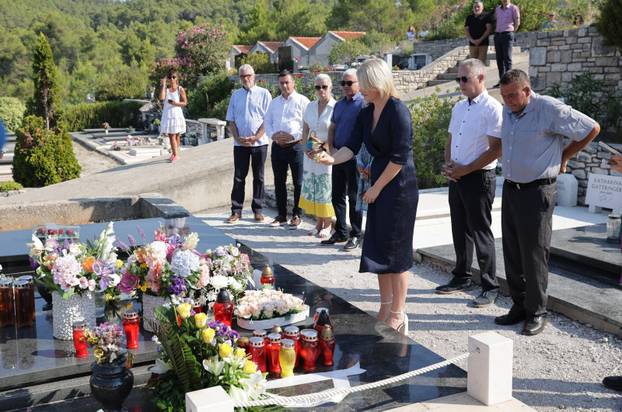 Vela Luka: Polaganje vijenaca na grob Olivera Dragojevića