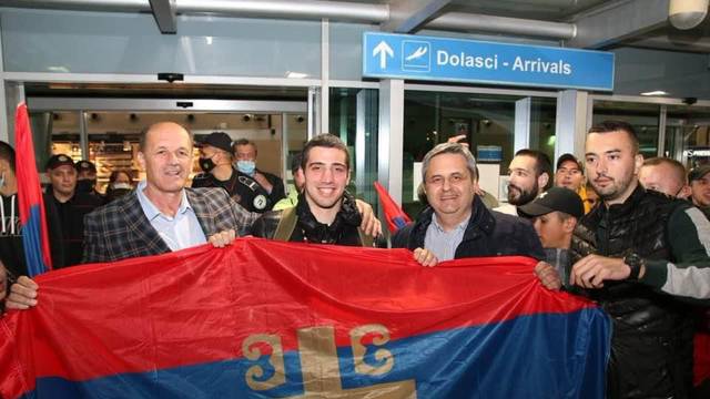 Crnogorski boksač osvojio medalju, na dočeku u Podgorici ogrnuo se srpskom zastavom