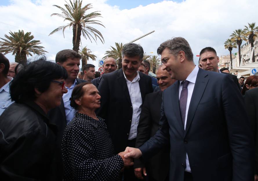 Kerum kao Papa pratio misu s prozora, stigao je i Plenković